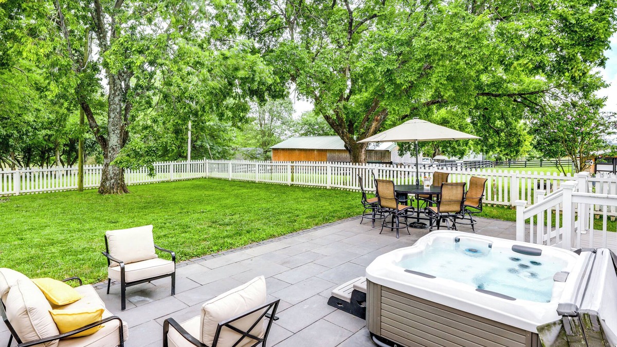 Verona House | Vineyard Retreat at George Vest Historical Home