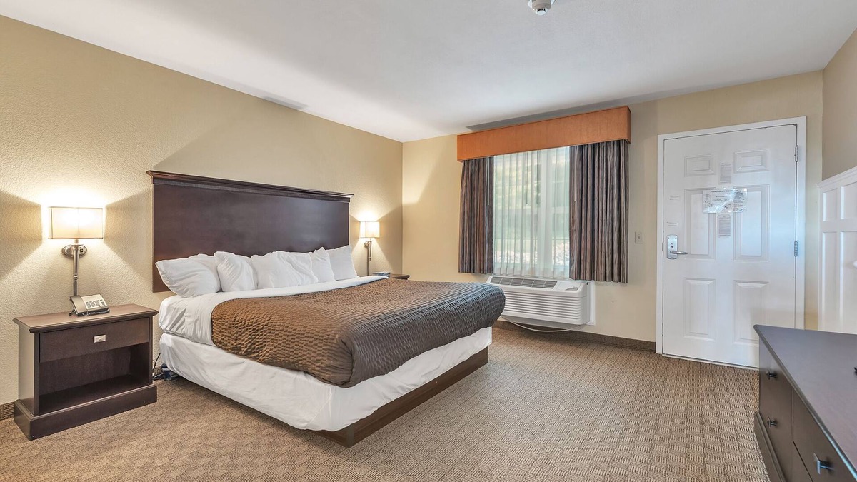 Kelleys Island Hotel | Vineyard Suite at Kelley's Island Venture Resort