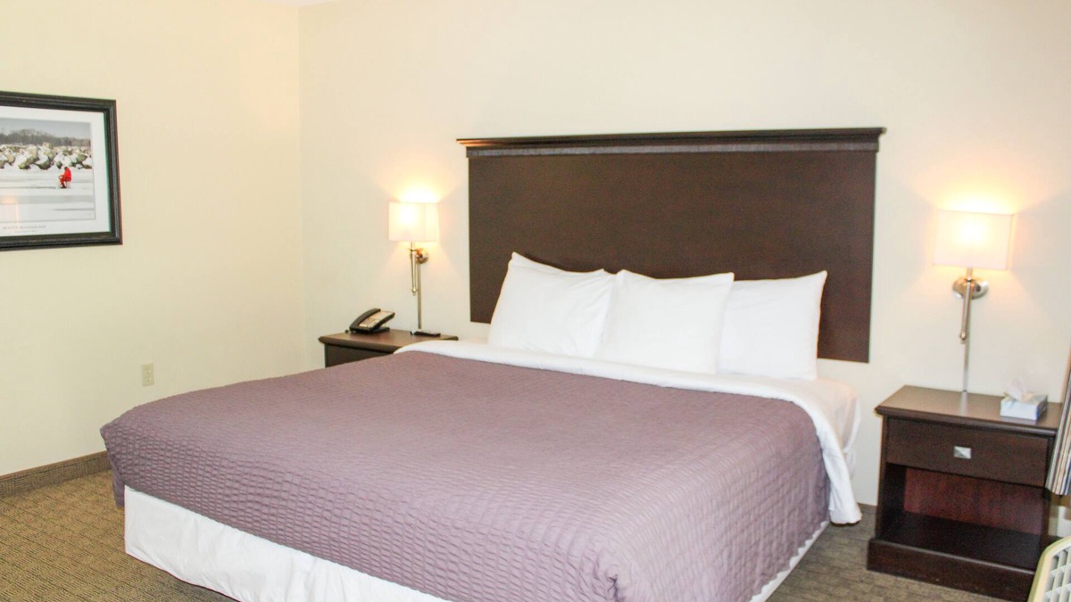 Kelleys Island Hotel | Vineyard Suite at Kelley's Island Venture Resort