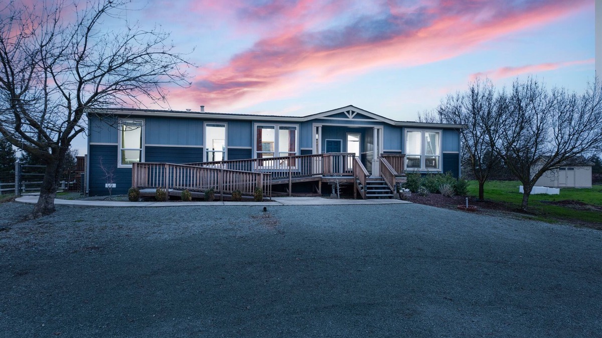 Victor House | Vineyard Vista Retreat | Close to Wineries, Lakes, & More! Sleeps 6, Hot Tub