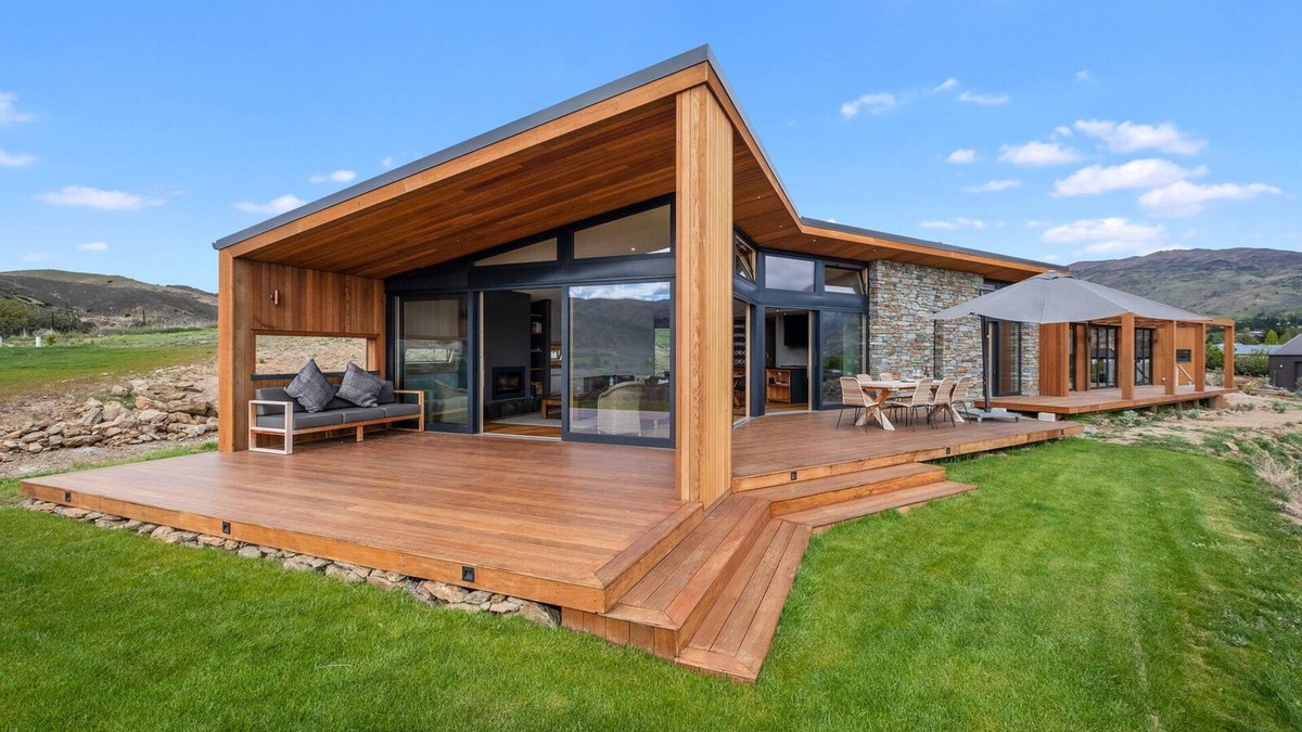Lowburn House | Vino and Views - Bannockburn Holiday Home
