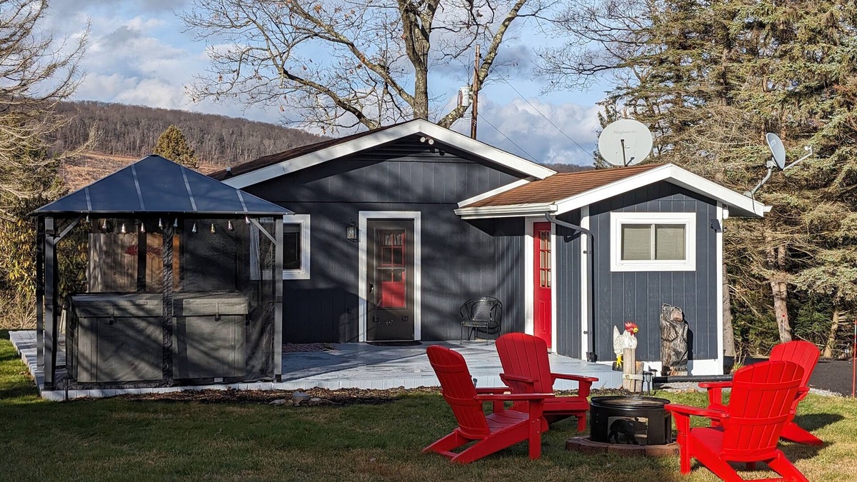 Swanton Cottage | Vintage 1960s Cardinal Cottage, w/hot tub, fire pit, and 5 mins from the Lake