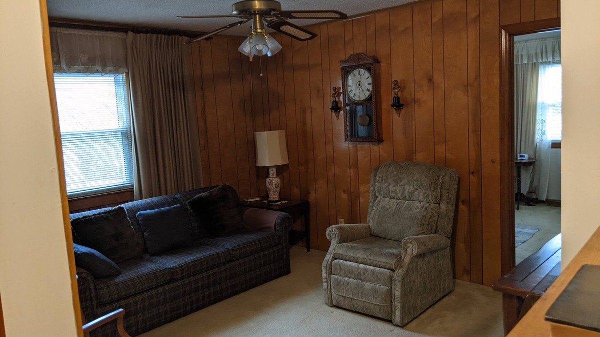 Burlington House | Vintage 2 bedroom w/large yard space