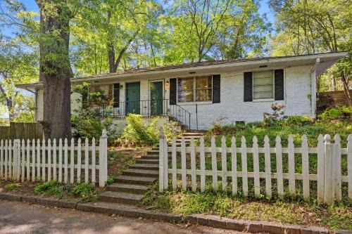 Lindridge-Martin Manor House | Vintage 2BR house with huge fenced yard & Parking