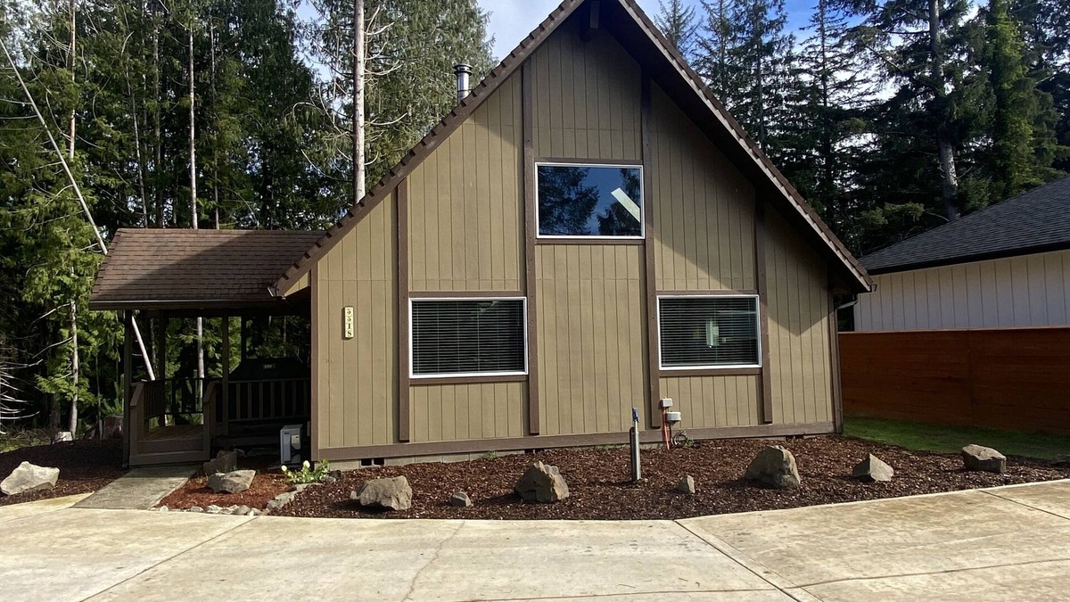 Florence House | Vintage A frame home in Florence! 2 bedroom 3 beds, sleeps 6.