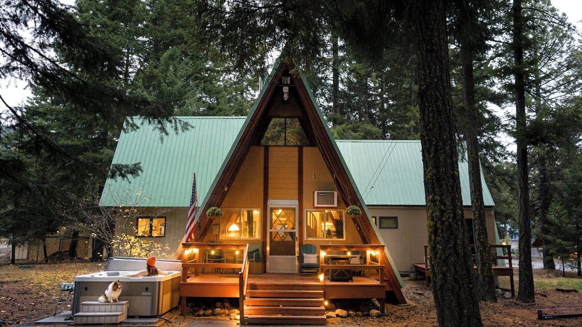 Cle Elum Cabin | Vintage A-Frame: Hot Tub, EV Charger, Lake access, King bed, BBQ