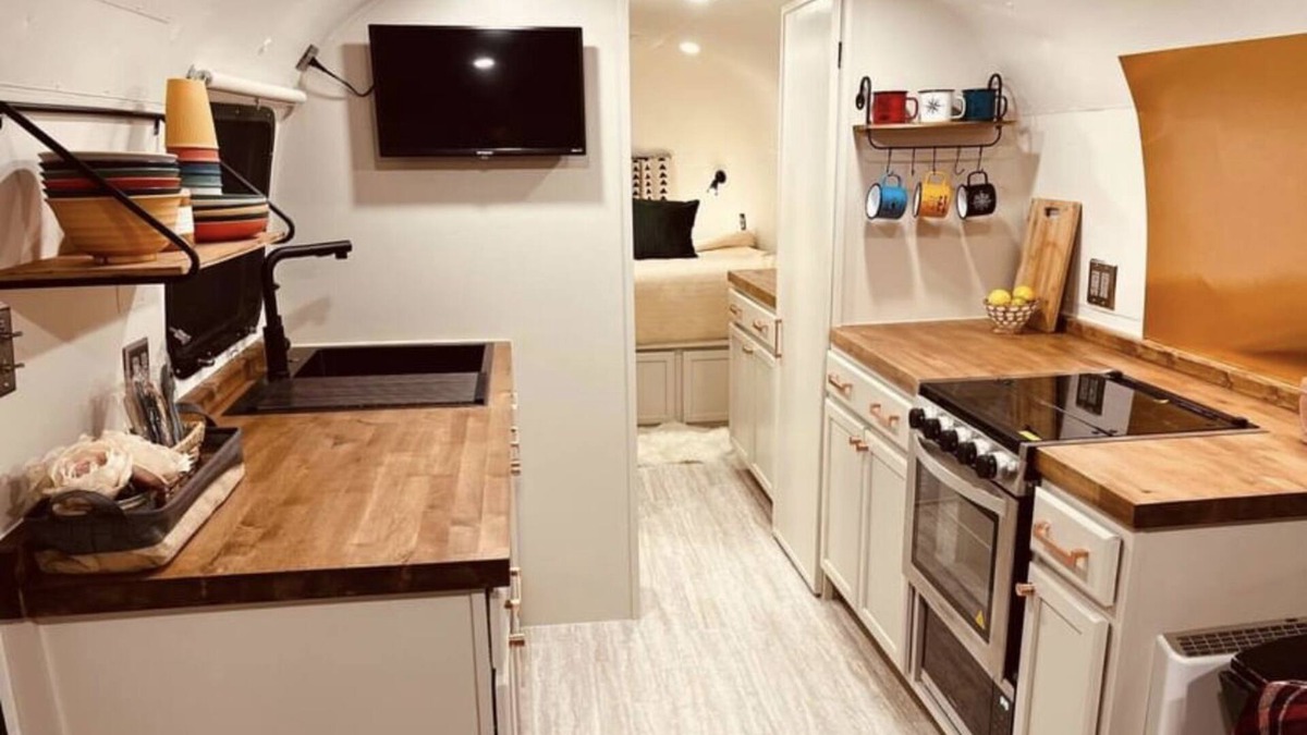 Baptistown House | Vintage Airstream “Lost inn Lavender”