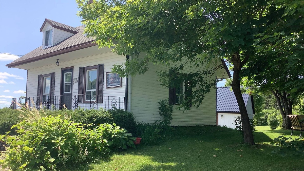 Saint-Severin House | Vintage and antique house and barn. 15 minutes from Miller Zoo, Orchard at Ti-Paul,