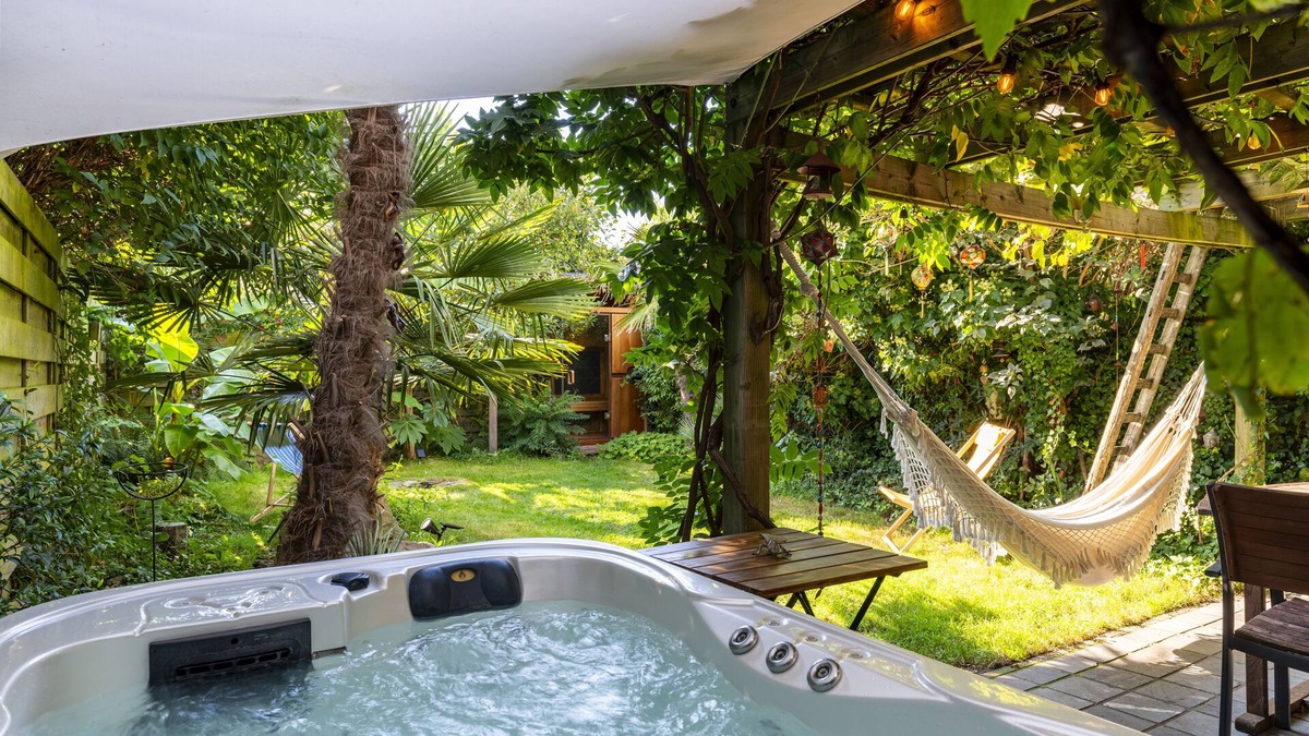 Ghent House | Vintage and botanical house with hot tub, sauna and bikes