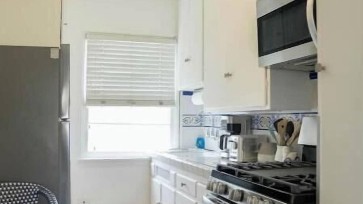 North of Wilshire Apartment | Vintage and Cozy Studio in Santa Monica - C