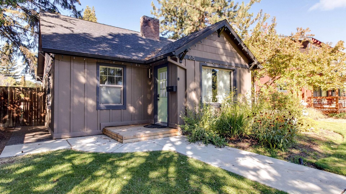 River Terrace Cottage | Vintage Awbrey- Fireplace, Hot Tub, AC, 100+mbps Wifi, Bikes, Walk Downtown