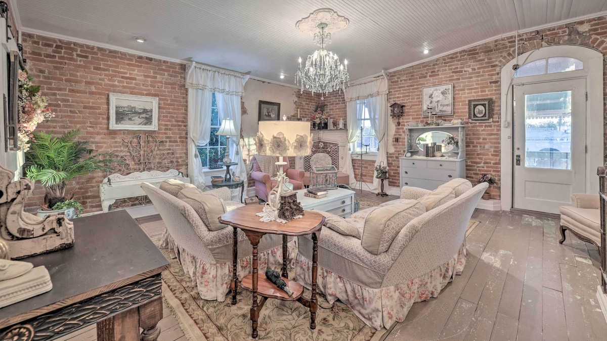 Calvert Apartment | Vintage Calvert Apartment w/ Large Balcony!