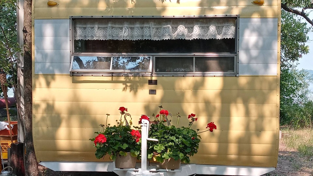 Big Lake House | Vintage Camper Trailer - lakeside site 1 hour from Minneapolis St. Paul Glamping