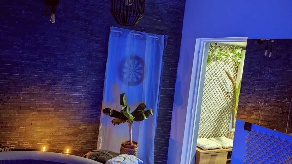 Saint-Pathus Bed & Breakfast | Vintage caravan, private garden, barbecue, jaccuzi, ideal for couple