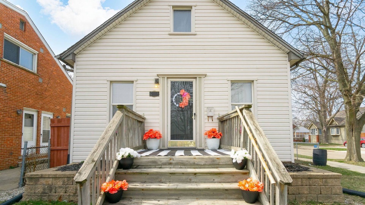 Lincoln Park House | Vintage Charm| 3BR | Free Wifi | Basement Storage Space
