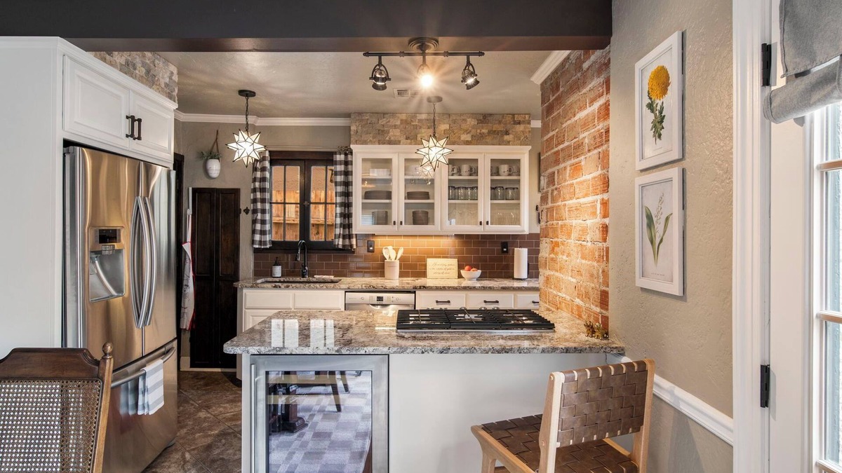 Florence Park Cottage | Vintage Charm at Ivy Cottage with separate hot tub hangout, pickleball!
