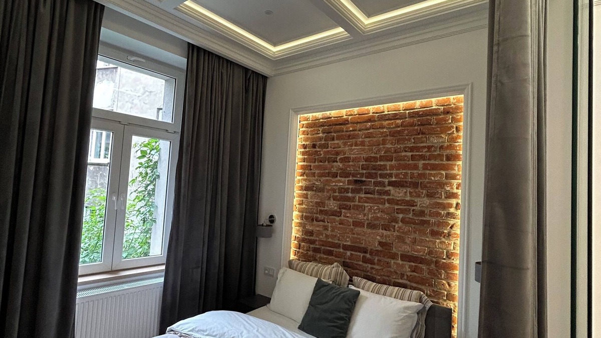 Stradom Apartment | Vintage Charm in Old Town Krakow -8 min walk to Krakow’s Main Square! Sleeps 6