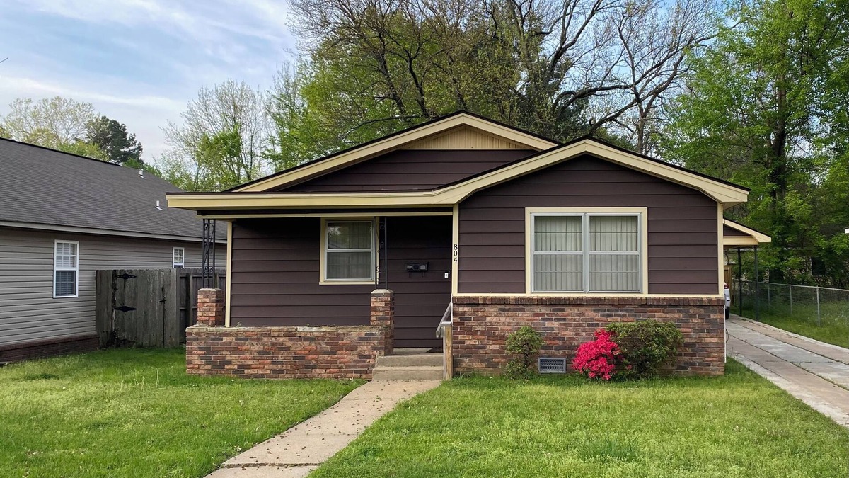 Russellville House | Vintage Charm, Upgraded - White Sheets + Fast Wi Fi + 2 King Beds