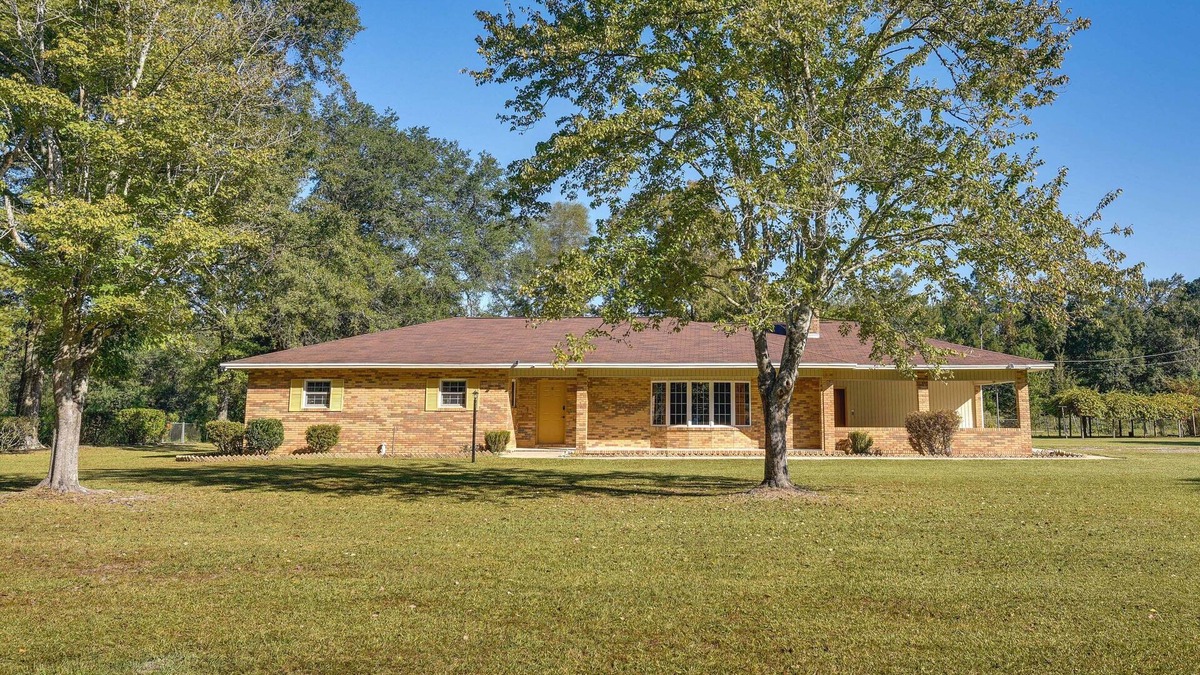 Chipley House | Vintage Chipley Getaway on Large Private Property