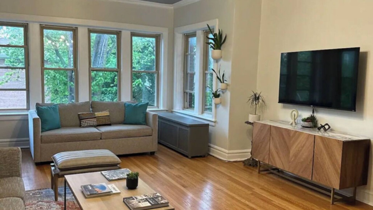 Rogers Park Apartment | Vintage City Chic: The Artist's Haven. 5 Blocks from Lake Michigan!