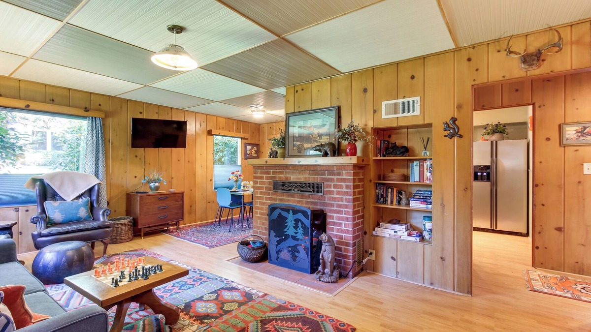 Walterville Cottage | Vintage Cottage by Leaburg Canal w/Large Yard!