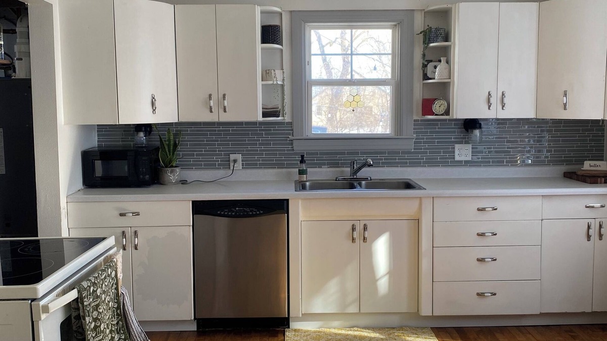 Fond du Lac House | Vintage Cottage Style 2-bedroom house with a lake view!