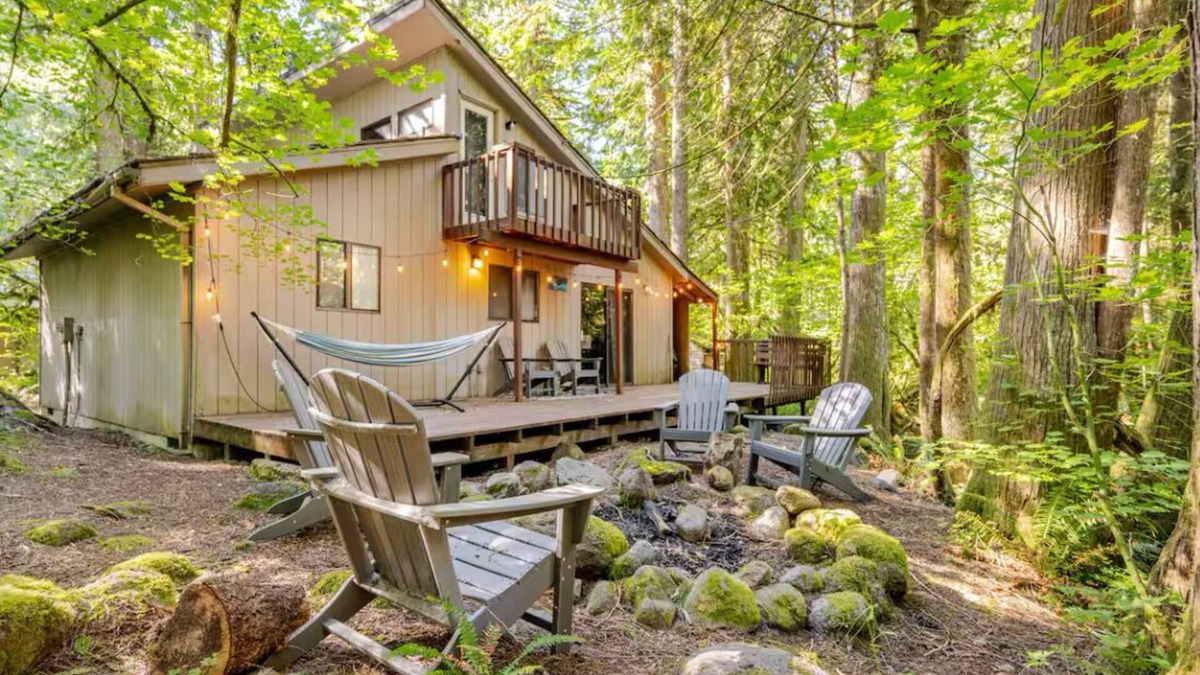 Rhododendron Cabin | Vintage Creekside Cabin, trails, WiFi, wood-stove, 20 min drive to skiing