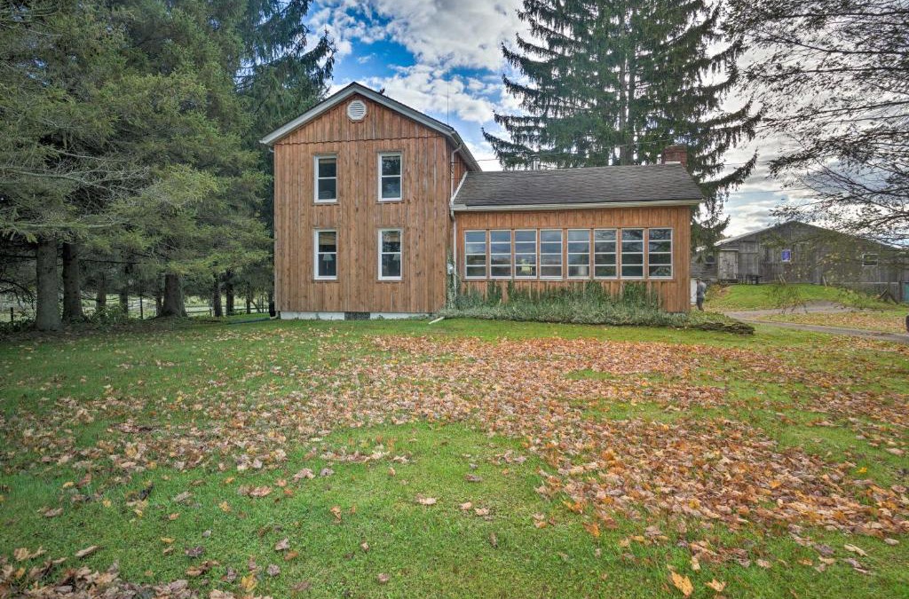 Cambridge Springs House | Vintage Farmhouse about 2 half Mi to Mount Pleasant Ski