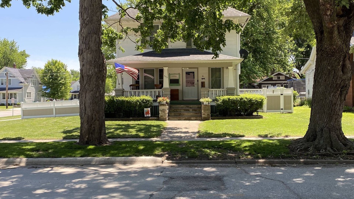 Ottumwa House | Vintage Farmhouse with Parking right in the City! Family Friendly, Fenced Yard.