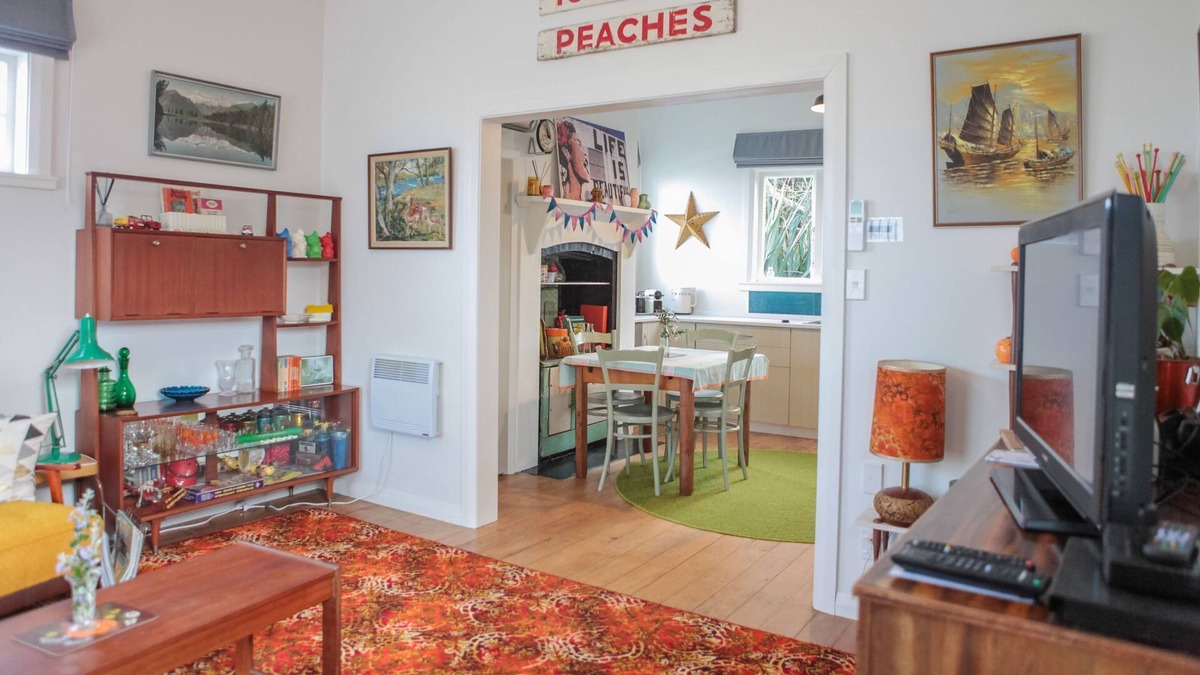 Whanganui Villa | VINTAGE HEYDAY - PVT SPA- FREE BIKE HIRE 1bd Retro Style, Pets by negotiation