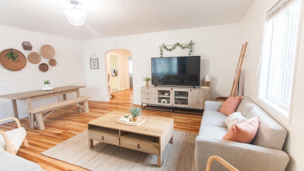 Bethel-Danebo House | Vintage Home By Parks- 20 min to U of O - 8 min to Airport - Pet Friendly