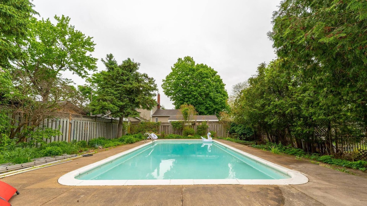 Niagara Falls House | Vintage Inspired Getaway with Pool and Hot Tub
