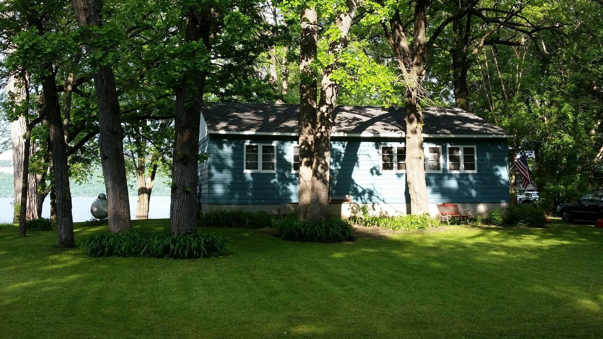 Frontenac Cottage | Vintage Lake Cottage On The Shores Of Lake Pepin