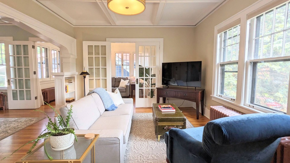 Union Park Apartment | Vintage modern craftsman charmer - upper level duplex close to everything