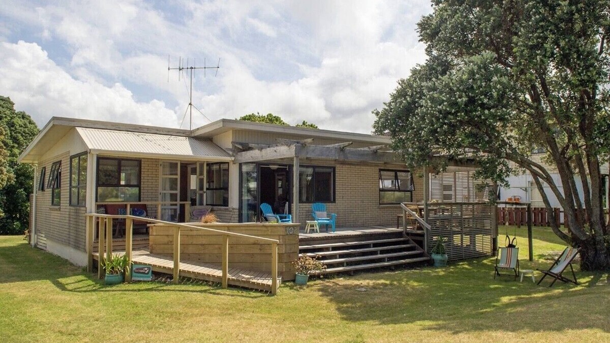 Whangamata Cottage | Vintage Pohutukawa - Whangamata Bach