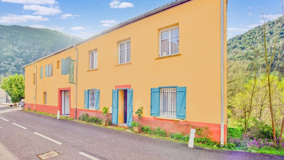 Gornies House | Vintage Retreat by the Vis