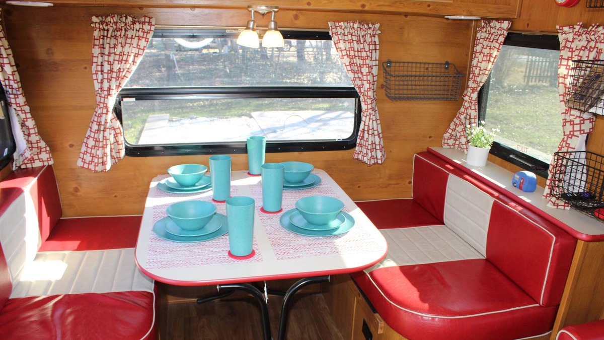 Woodway House | Vintage RV Mins. to Lake Waco, Zoo, Baylor, Silos & Magnolia!