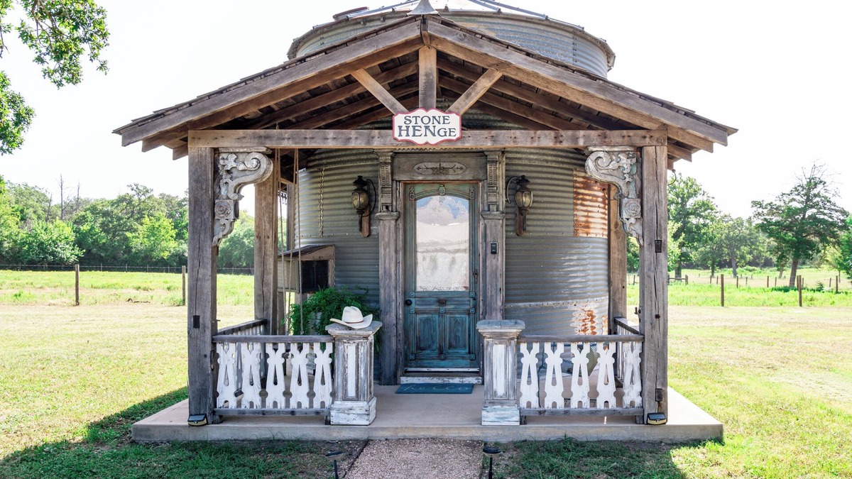 La Grange Cottage | Vintage Silo + Sleeps 2 + 8 Minutes to Round Top!