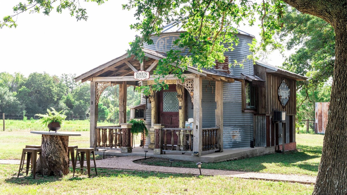 La Grange Cottage | Vintage Silo + Sleeps 3 + 8 Minutes to Round Top!