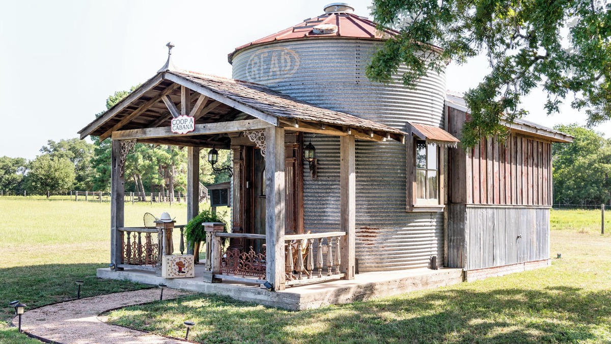 La Grange Cottage | Vintage Silo + Sleeps 3 + 8 Minutes to Round Top!