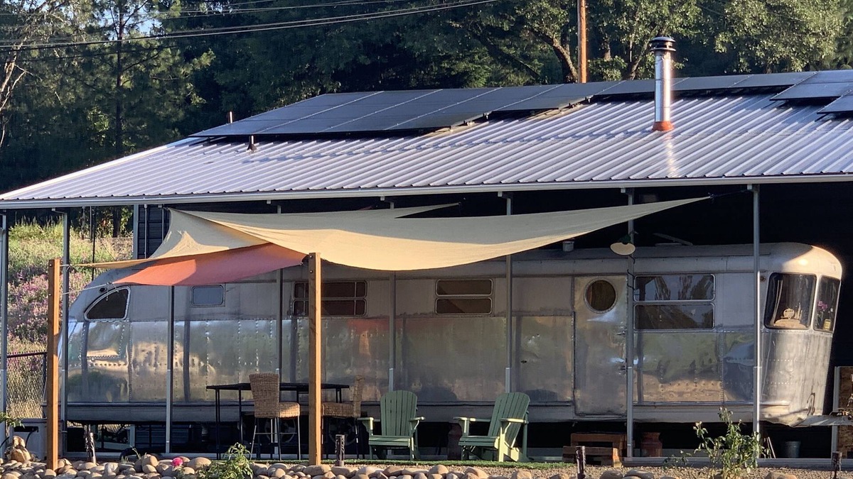 Trail House | Vintage Tiny Home "Isabelle on the Rogue