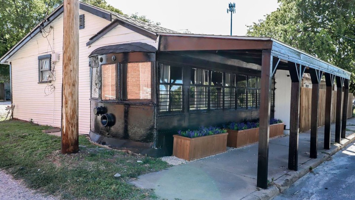 Sulphur House | Vintage Trolley Time Capsule! Super close to great hiking trails and swimming