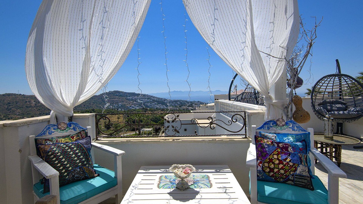 Geris Villa | Vintage Villa with your own private pool, stunning rooftop bar & hot tub