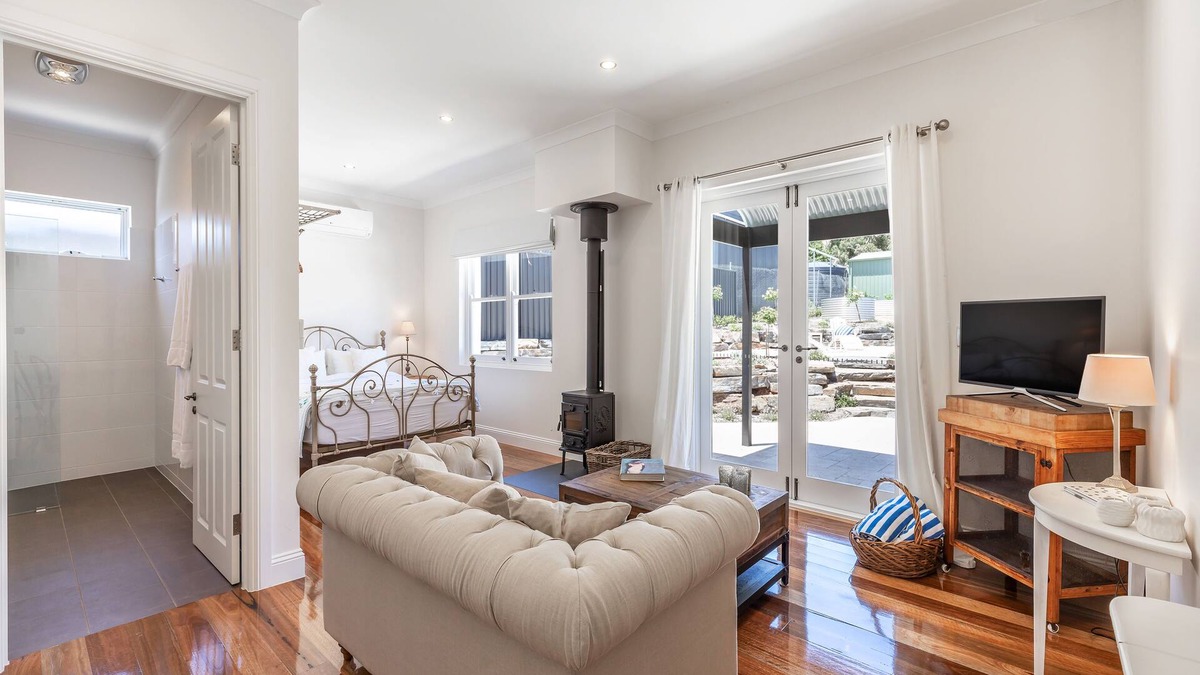 Sellicks Hill Apartment | Vintners Retreat: Stylish Retreat near Sea & Vines