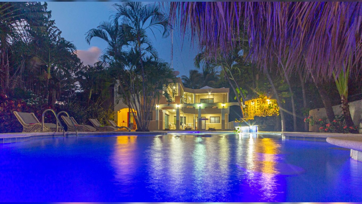 Bani Villa | VIP - "Villa Infinito"Bani's Beachside Mansion!