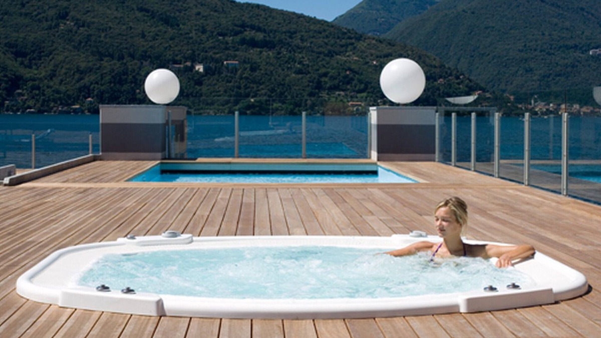 Maccagno Apartment | Vista di Maccagno Fantastico Pool, Maccagno con Pino e Veddasca, Italy