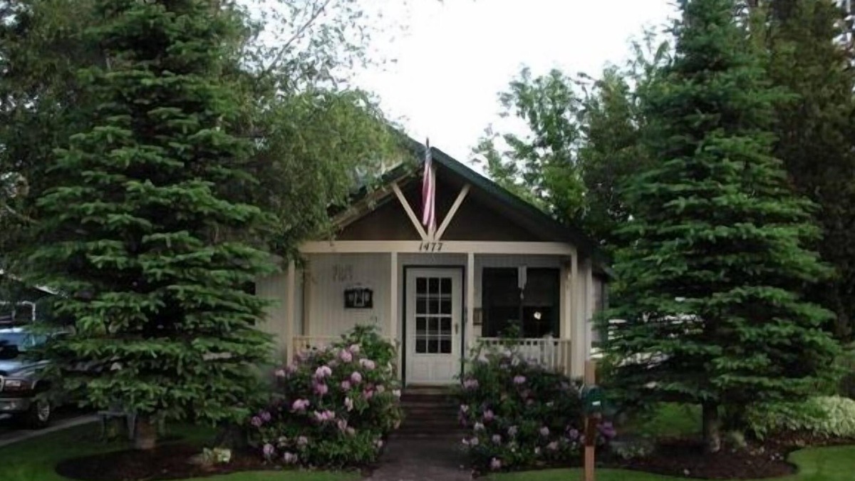 River West Cottage | Visit Bend! Cozy, Pet Friendly, Secluded Yard!