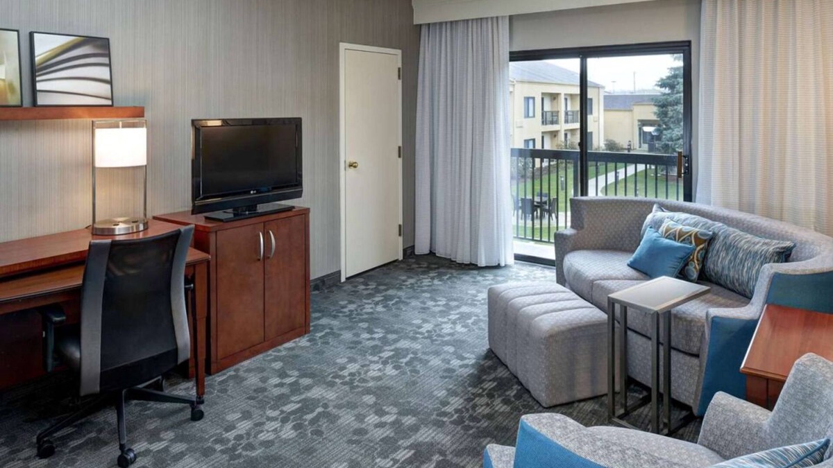 Brookfield House | Visit Milwaukee County Zoo! 2 Modern Units, Indoor Pool, Pet-friendly Property!
