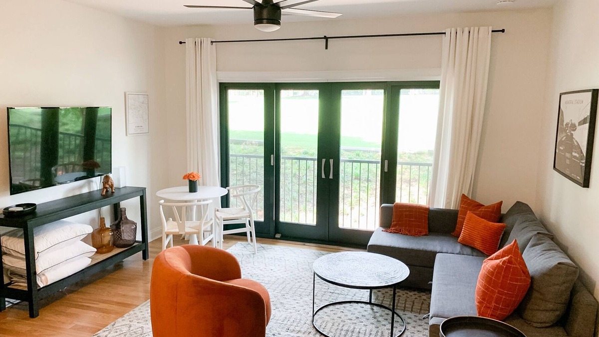 Clemson Apartment | Visit your Kids! Walk to campus/downtown! Free Parking Spot! Next to ESSO!