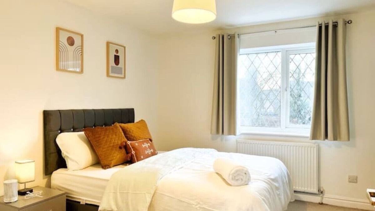 Broadheath Cabin | Vista Lodge (5mins) to Mcr Airport